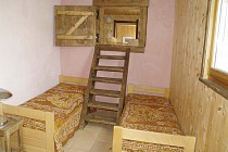 Chalet Cigales 2 - kinderkamer met 2 1-persoonsbedden en raam